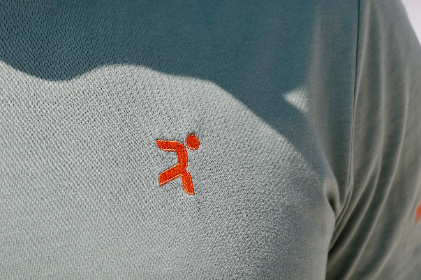 detalle frontal del logo henry& john de la camiseta manga corta con fondo difuminado