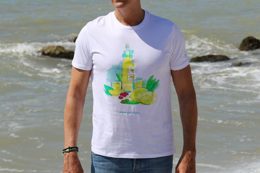 parte frontal de la camiseta manga corta henry and jonh con el dtf del limocello con sus ingredientes y listo para tomar el nombre de la marcar esta debajo del dtf bordado en color azul celeste y se intuye el logo de la marca H&J en la mancag corta izquierda bordado en hilo azul celeste, el logo de H&J respresenta la igura abstracta de un atleta llegando a meta, esta camisesta esta sobre fondo difuminado de mar y rocas