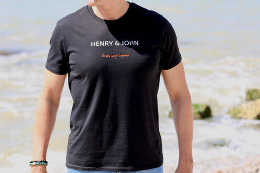 camiseta manga corta h&j enjoy your friends junto a la orilla del mar con fondo de mar difuminado